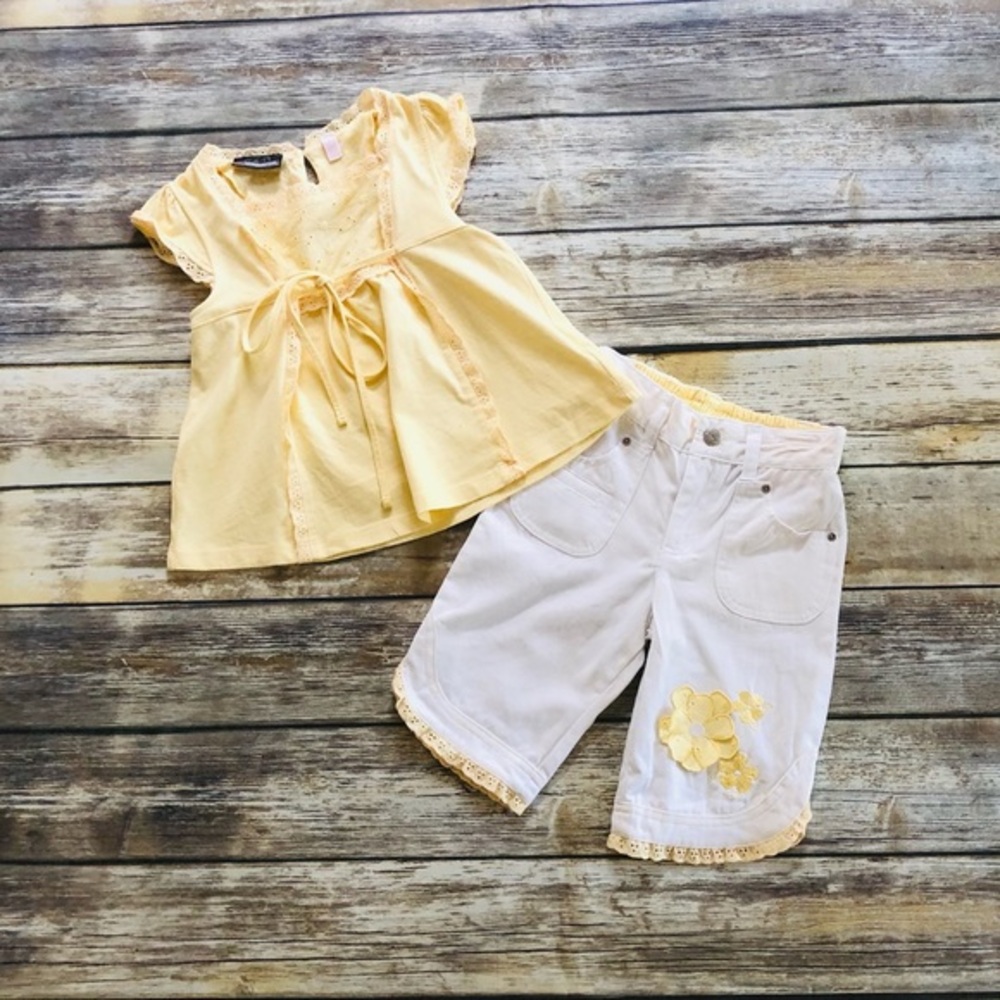 24. Girls adorable yellow outfit! Size 2-3T